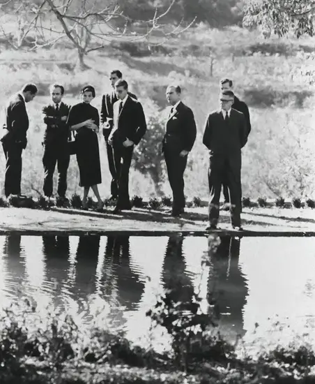 Yves_Saint_Laurent,_at_his_mentor,_Christian_Dior’s_funeral_in_1957_In_1957,_at_just_21_years_old,_Yves_Saint_Laurent,_who_had_recently_become_the_head_designer_of_Dior,_attended_Christian_Dior’s_funeral._Dior_had_died_u-1