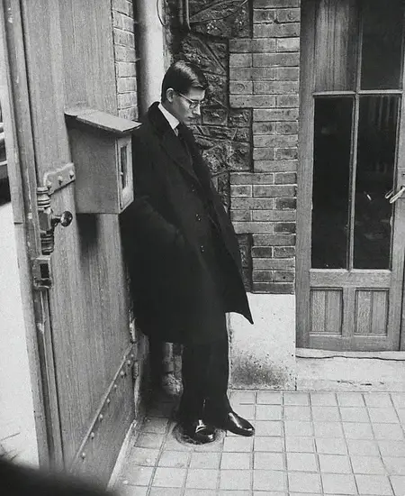 Yves_Saint_Laurent,_at_his_mentor,_Christian_Dior’s_funeral_in_1957_In_1957,_at_just_21_years_old,_Yves_Saint_Laurent,_who_had_recently_become_the_head_designer_of_Dior,_attended_Christian_Dior’s_funeral._Dior_had_died_u